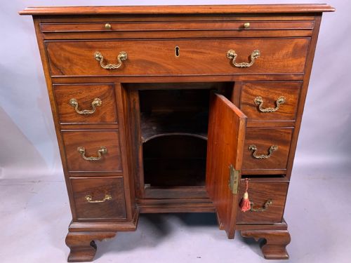 A GOOD 18TH CENTURY KNEEHOLE DESK IN MAHOGANY - ADDITIONAL PHOTO 9