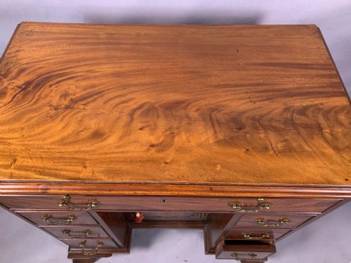 A GOOD 18TH CENTURY KNEEHOLE DESK IN MAHOGANY - ADDITIONAL PHOTO 10