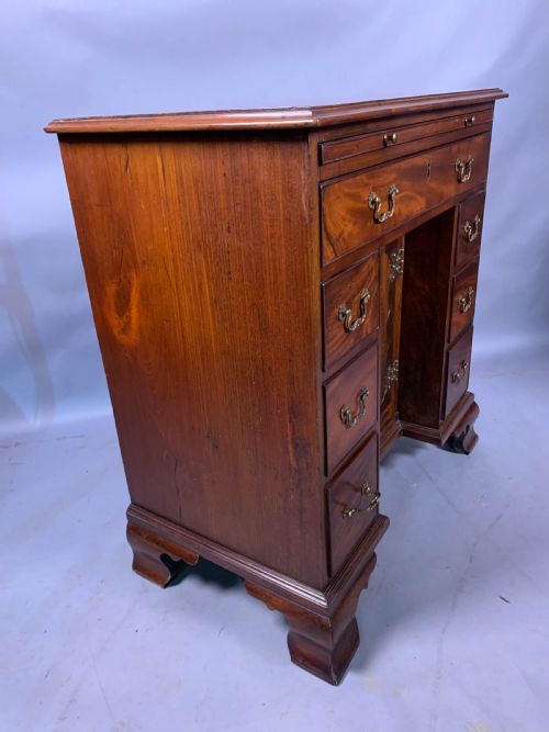 A GOOD 18TH CENTURY KNEEHOLE DESK IN MAHOGANY - ADDITIONAL PHOTO 11