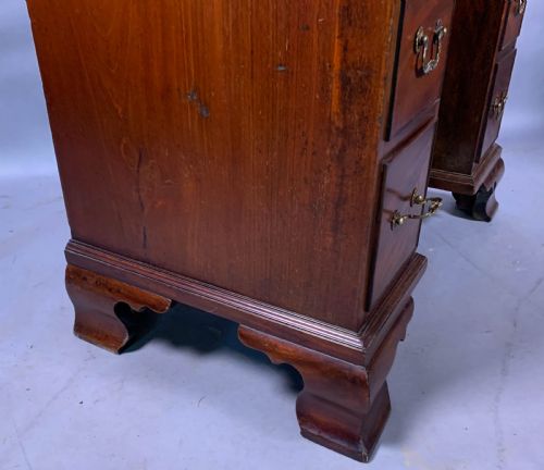 A GOOD 18TH CENTURY KNEEHOLE DESK IN MAHOGANY - ADDITIONAL PHOTO 12