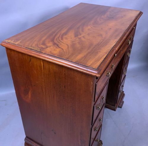 A GOOD 18TH CENTURY KNEEHOLE DESK IN MAHOGANY - ADDITIONAL PHOTO 13