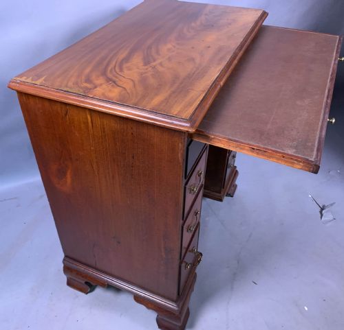 A GOOD 18TH CENTURY KNEEHOLE DESK IN MAHOGANY - ADDITIONAL PHOTO 14