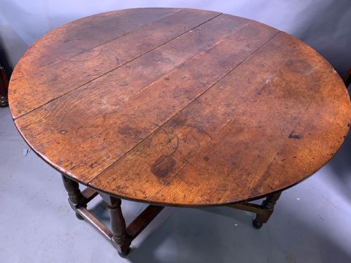 a good sized 17th century gate leg table in oak - CATEGORY: ANTIQUE TABLES - DATED 17TH CENTURY