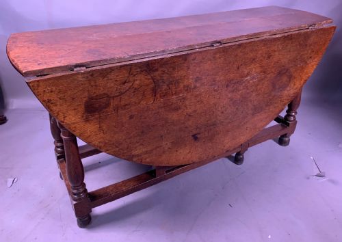 A GOOD SIZED 17TH CENTURY GATE LEG TABLE IN OAK - ADDITIONAL PHOTO 1