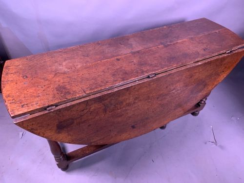 A GOOD SIZED 17TH CENTURY GATE LEG TABLE IN OAK - ADDITIONAL PHOTO 2