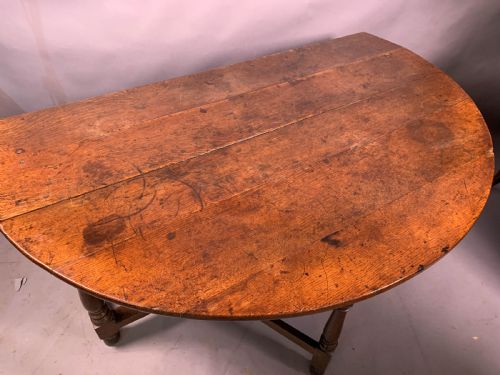 A GOOD SIZED 17TH CENTURY GATE LEG TABLE IN OAK - ADDITIONAL PHOTO 4