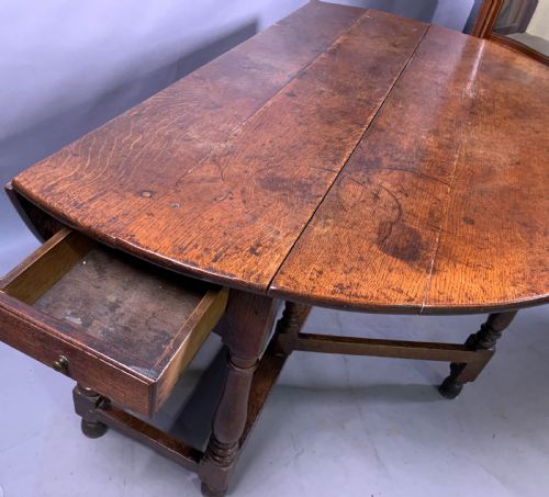 A GOOD SIZED 17TH CENTURY GATE LEG TABLE IN OAK - ADDITIONAL PHOTO 6