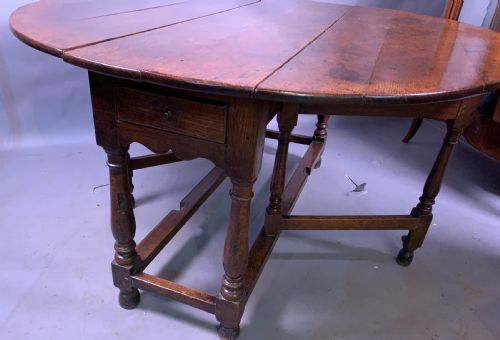 A GOOD SIZED 17TH CENTURY GATE LEG TABLE IN OAK - ADDITIONAL PHOTO 8
