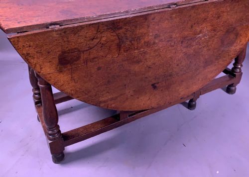 A GOOD SIZED 17TH CENTURY GATE LEG TABLE IN OAK - ADDITIONAL PHOTO 9