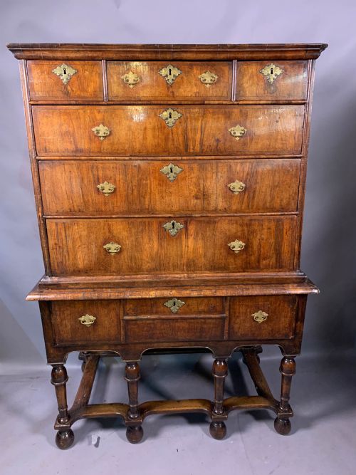 a good george i chest on stand walnut - CATEGORY: ANTIQUE CHEST OF DRAWERS - DATED 18TH CENTURY