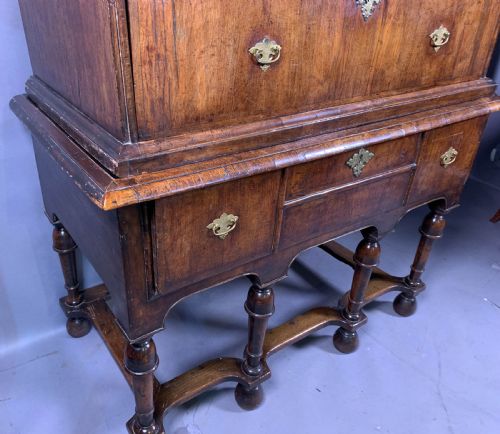 A GOOD GEORGE I CHEST ON STAND WALNUT - ADDITIONAL PHOTO 5