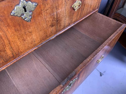 A GOOD GEORGE I CHEST ON STAND WALNUT - ADDITIONAL PHOTO 8
