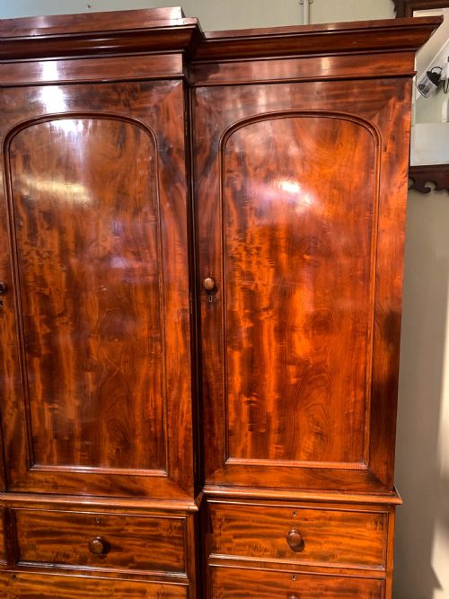 A SUPERB EARLY VICTORIAN FOUR DOOR WARDROBE - ADDITIONAL PHOTO 1