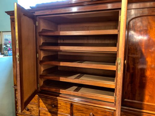 A SUPERB EARLY VICTORIAN FOUR DOOR WARDROBE - ADDITIONAL PHOTO 5