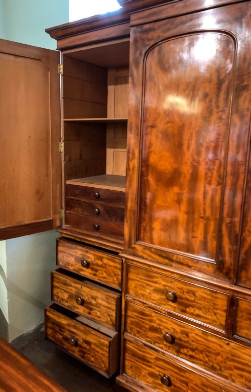 A SUPERB EARLY VICTORIAN FOUR DOOR WARDROBE - ADDITIONAL PHOTO 7