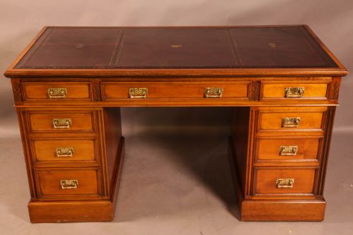 a good quality victorian pedestal desk - CATEGORY: ANTIQUE DESKS - DATED VICTORIAN