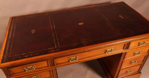 A GOOD QUALITY VICTORIAN PEDESTAL DESK - ADDITIONAL PHOTO 3