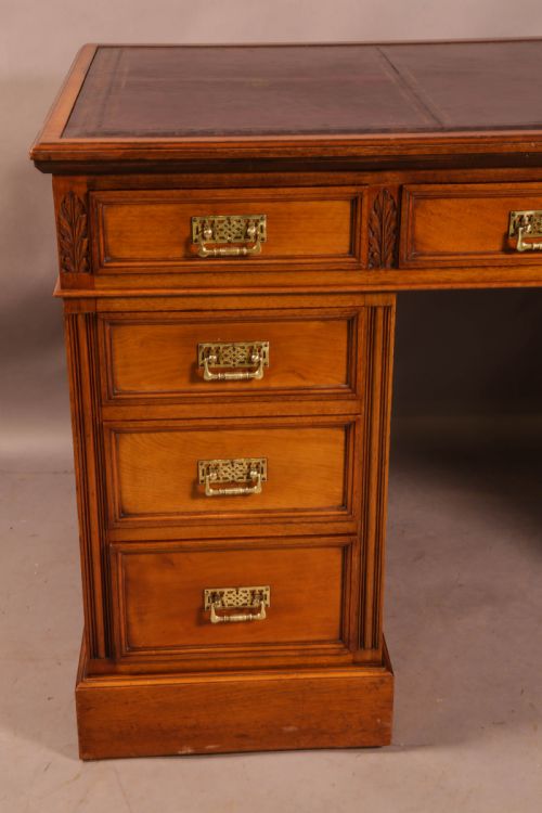 A GOOD QUALITY VICTORIAN PEDESTAL DESK - ADDITIONAL PHOTO 6