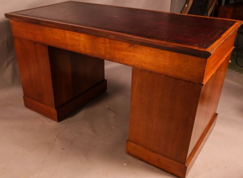 A GOOD QUALITY VICTORIAN PEDESTAL DESK - ADDITIONAL PHOTO 8