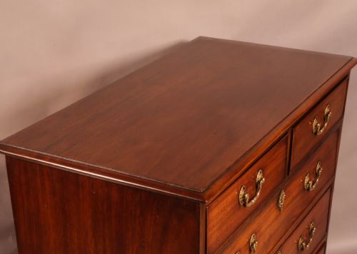 A GEORGIAN MAHOGANY CHEST OF DRAWERS QUALITY - ADDITIONAL PHOTO 2
