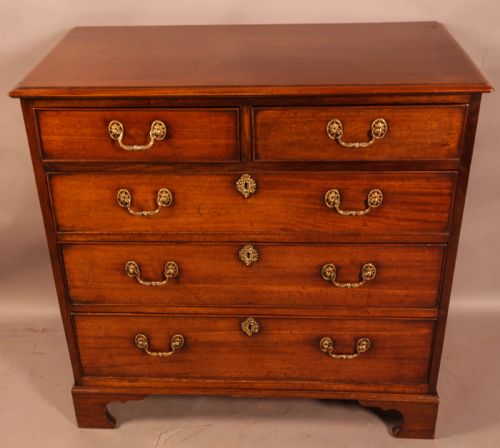 A GEORGIAN MAHOGANY CHEST OF DRAWERS QUALITY - ADDITIONAL PHOTO 4