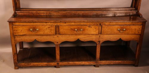 AN ATRACTIVE 18TH CENTURY WELSH DRESSER - ADDITIONAL PHOTO 1