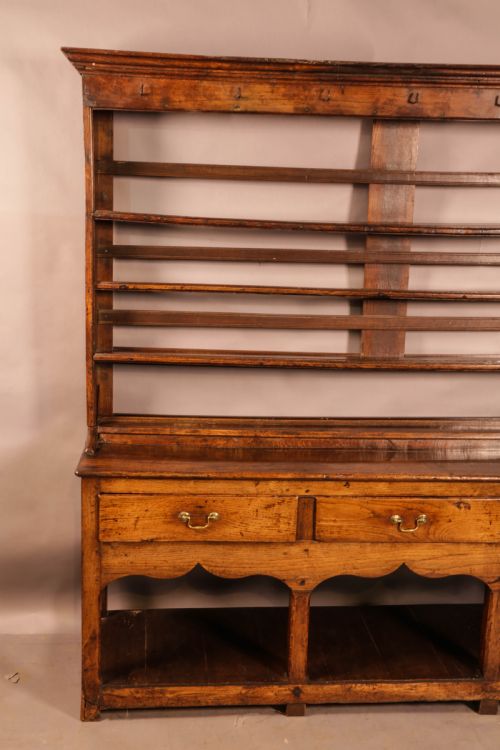 AN ATRACTIVE 18TH CENTURY WELSH DRESSER - ADDITIONAL PHOTO 2