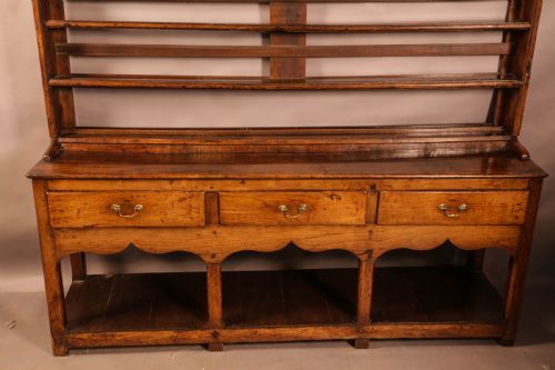 AN ATRACTIVE 18TH CENTURY WELSH DRESSER - ADDITIONAL PHOTO 3