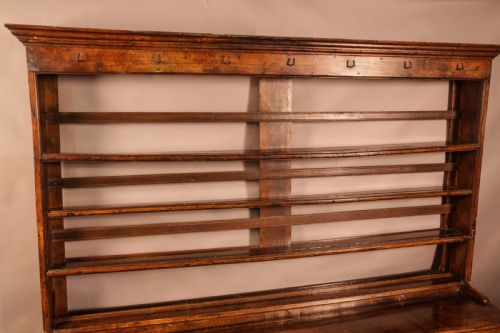 AN ATRACTIVE 18TH CENTURY WELSH DRESSER - ADDITIONAL PHOTO 4