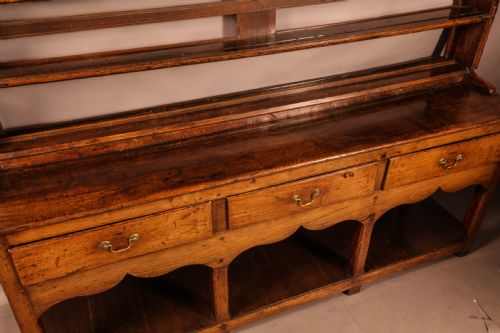 AN ATRACTIVE 18TH CENTURY WELSH DRESSER - ADDITIONAL PHOTO 5
