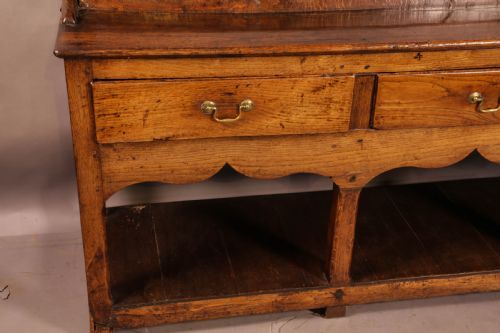 AN ATRACTIVE 18TH CENTURY WELSH DRESSER - ADDITIONAL PHOTO 9