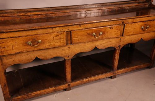 AN ATRACTIVE 18TH CENTURY WELSH DRESSER - ADDITIONAL PHOTO 10