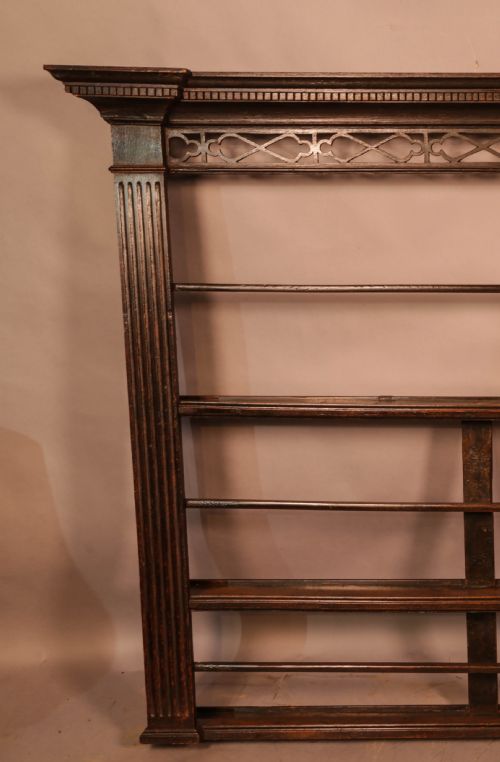 A LARGE GEORGIAN OAK PLATE RACK - ADDITIONAL PHOTO 1
