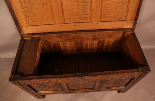 A 17TH CENTURY OAK BLANKET BOX - ADDITIONAL PHOTO 4