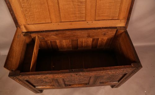 A 17TH CENTURY OAK BLANKET BOX - ADDITIONAL PHOTO 5