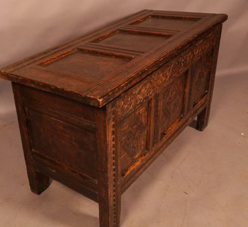 A 17TH CENTURY OAK BLANKET BOX - ADDITIONAL PHOTO 7