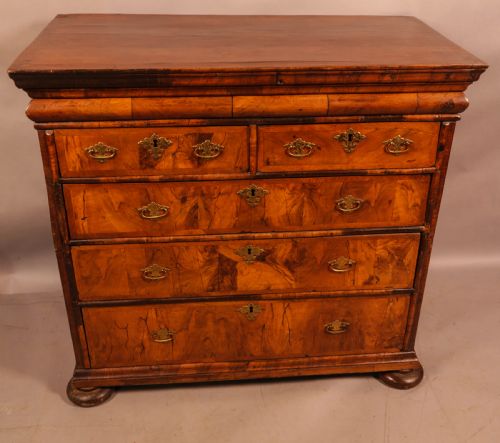 an english walnut chest original brasswork - CATEGORY: ANTIQUE CHEST OF DRAWERS - DATED 18TH CENTURY