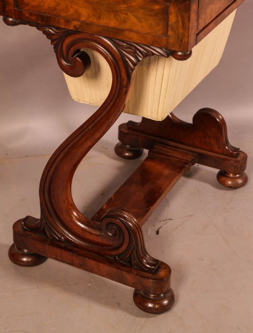 A GOOD WILLIAM IV LADIES SEWING TABLE IN MAHOGANY - ADDITIONAL PHOTO 4