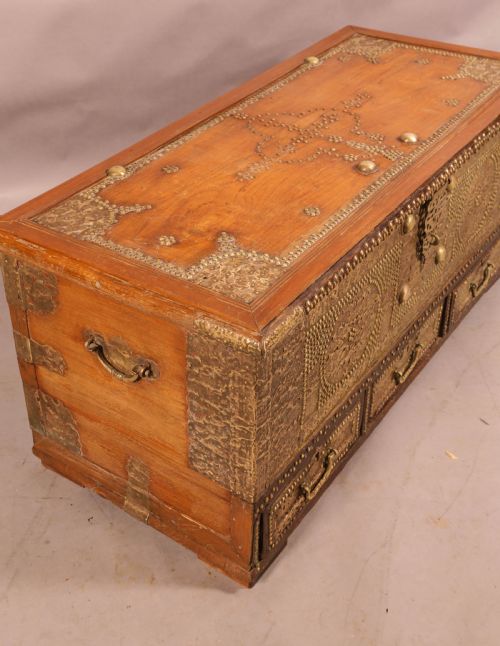 A 19TH CENTURY ZANZIBAR LIDDED BOX - ADDITIONAL PHOTO 1