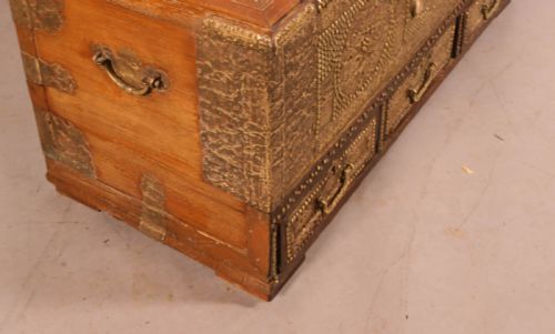 A 19TH CENTURY ZANZIBAR LIDDED BOX - ADDITIONAL PHOTO 2