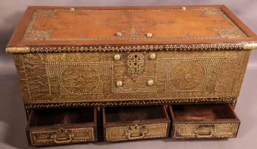 A 19TH CENTURY ZANZIBAR LIDDED BOX - ADDITIONAL PHOTO 3