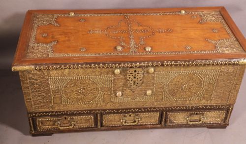 A 19TH CENTURY ZANZIBAR LIDDED BOX - ADDITIONAL PHOTO 4