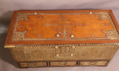 A 19TH CENTURY ZANZIBAR LIDDED BOX - ADDITIONAL PHOTO 5