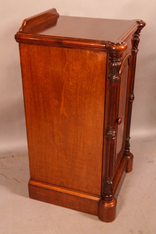 A VICTORIAN BEDSIDE CUPBOARD - ADDITIONAL PHOTO 4