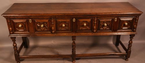 A SUPERB EARLY 18TH CENTURY SERVING DRESSER IN OAK - ADDITIONAL PHOTO 1