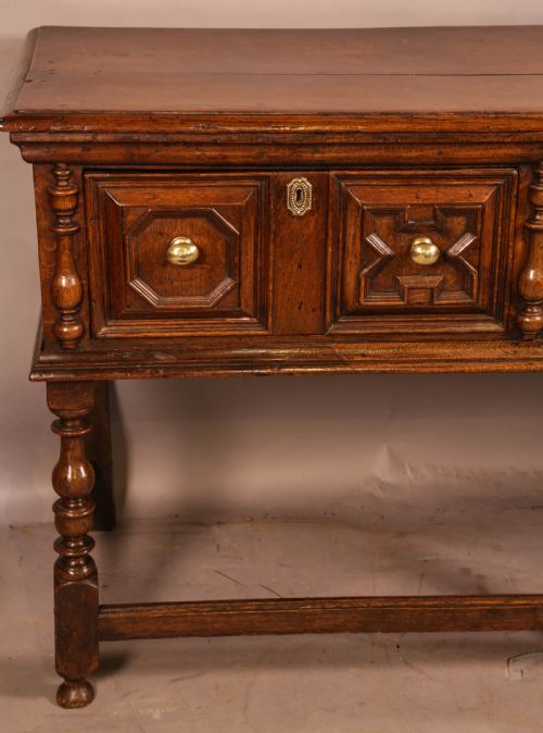 A SUPERB EARLY 18TH CENTURY SERVING DRESSER IN OAK - ADDITIONAL PHOTO 2