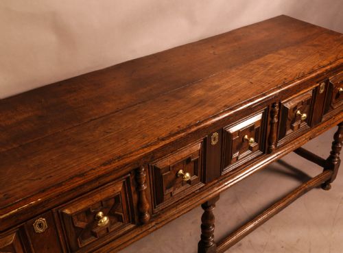 A SUPERB EARLY 18TH CENTURY SERVING DRESSER IN OAK - ADDITIONAL PHOTO 6