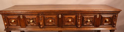 A SUPERB EARLY 18TH CENTURY SERVING DRESSER IN OAK - ADDITIONAL PHOTO 9