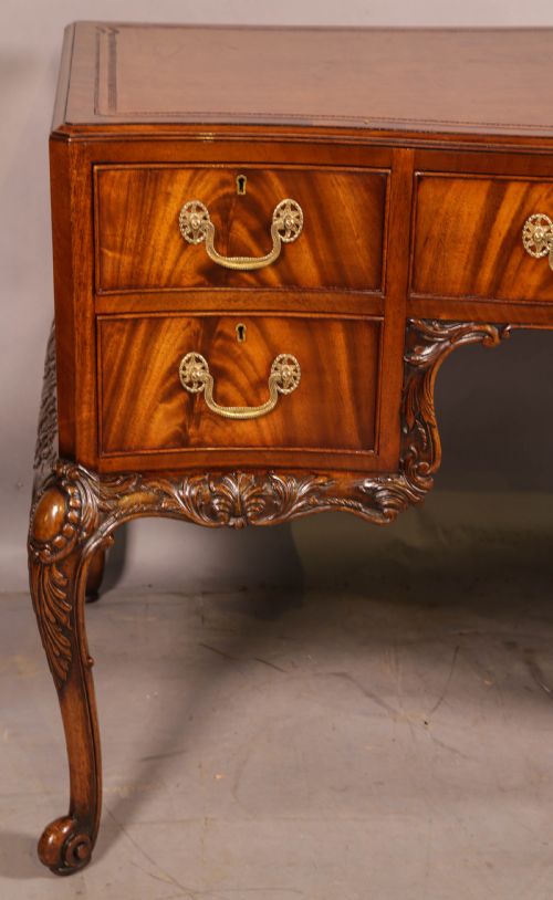 A QUALITY 20TH CENTURY KNEEHOLE DESK - ADDITIONAL PHOTO 2