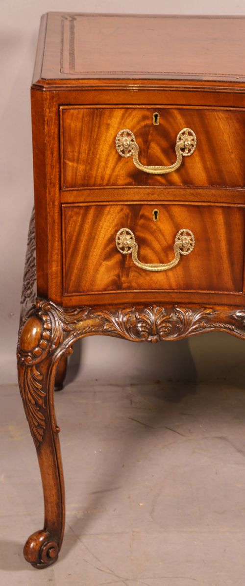 A QUALITY 20TH CENTURY KNEEHOLE DESK - ADDITIONAL PHOTO 3